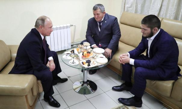 Путин попросил отца Нурмагомедова строго не наказывать сына за драку после боя с Макгрегором