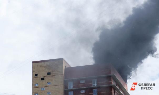 Более 100 человек эвакуировано из горящего дома в Екатеринбурге