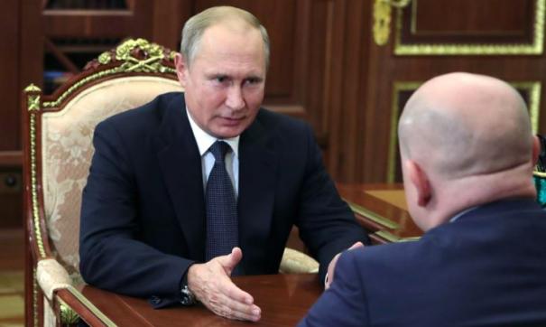 Президент РФ Владимир Путин и Михаил Развожаев (справа).