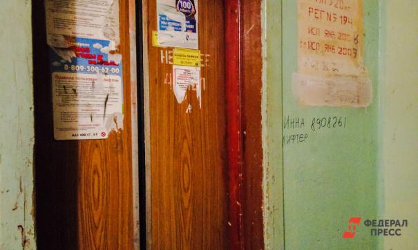 Лифт с пассажиром упал в 15-этажке в Архангельске