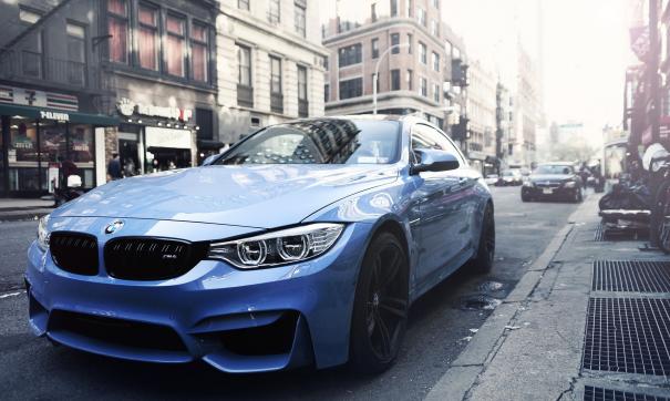 В тизере блогер едет по городу на синем спорткаре BMW