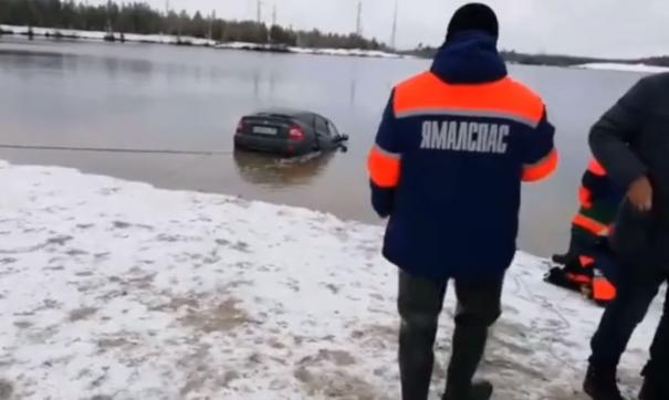 Спасатели достают машину из карьера