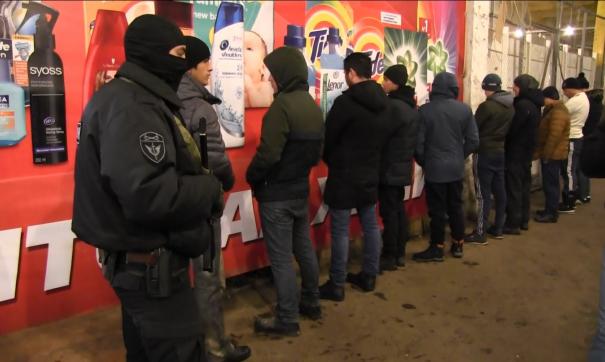 Вооруженные бойцы в масках вылавливали иностранцев в продуктовых павильонах.