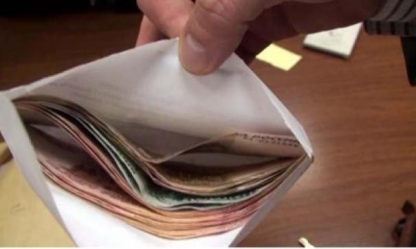 Сумма взятки составила 450 тысяч рублей.