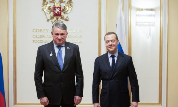 Медаль сенатору вручил лично премьер-министр