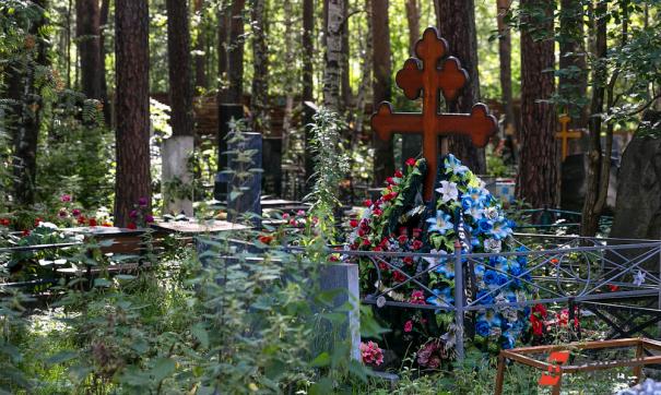 Семья из Волгограда построила бизнес на краже цветов с городских кладбищ