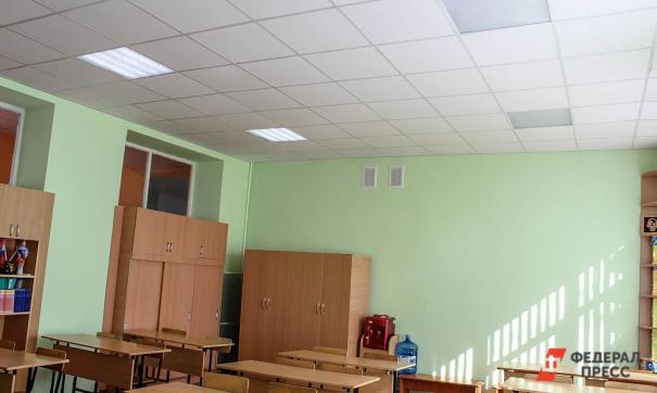 Тренер каратэ подозвал семиклассника, взял его за горло и несколько раз с силой ударил об дверь