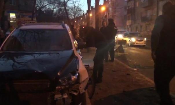 Во Владивостоке разыскивают водителя, сбившего семью с ребенком на тротуаре