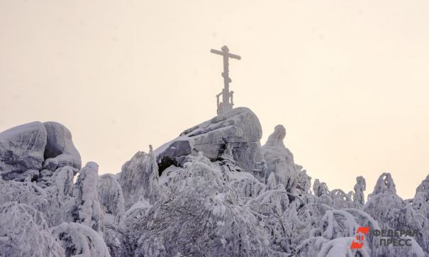 В Калининграде на языческую фигурку повесили янтарный крест