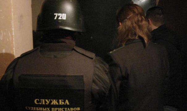 К счастью, должник-беглец ничего не сломал, прыгнув в яму.