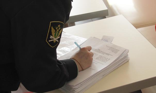 Бабушка пристава стала получателем средств должников.