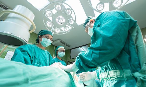Врачи были вынуждены удалить часть щеки у 68-летней больной