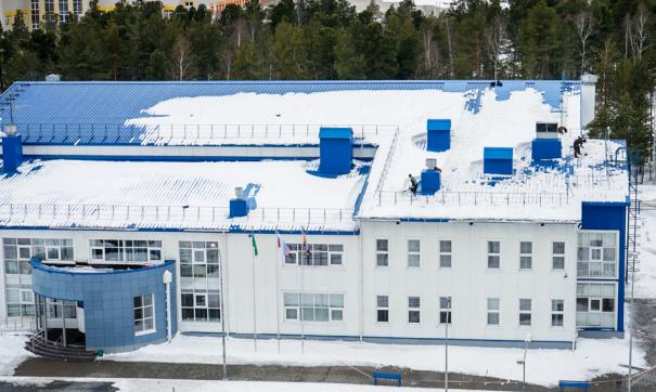 В СШОР №1 в Сургуте работники занималась чисткой снега с крыши без страховки