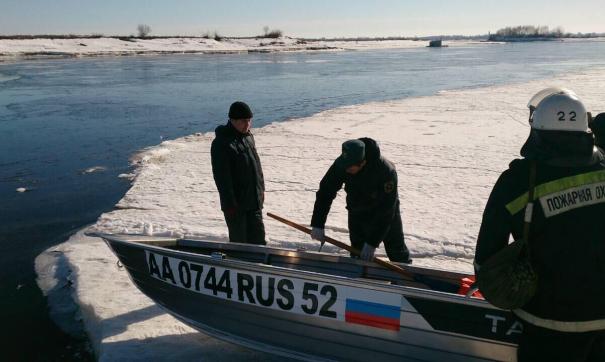 Во время переправы лодка перевернулась, и люди оказались в воде