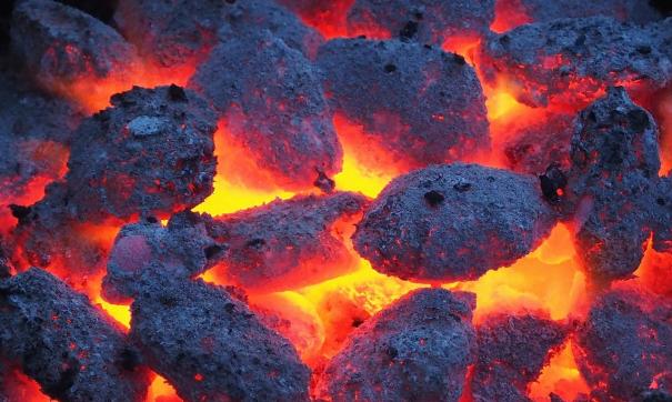 Остатки угля УК складировала возле помещения котельной