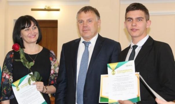 Возможно Сергей Петров (в центре) в последний раз награждал школьников в Ангарске