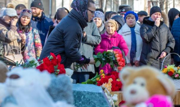 В Кемерове в годовщину трагедии горожане возложили цветы к стихийно возникшему мемориалу