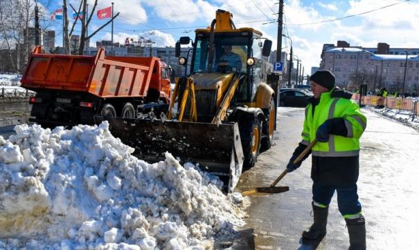 В Перми борются с наледью и снегом