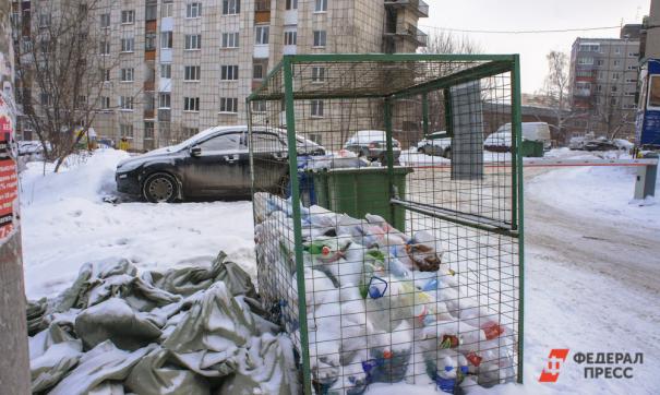 В Челябинске завалили мусором контейнерные площадки