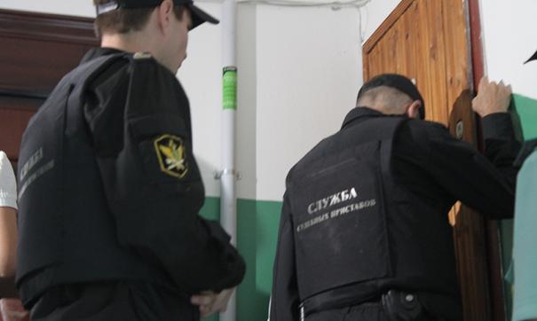 В Петербурге алиментщика заставили красить лестницы в военном комиссариате