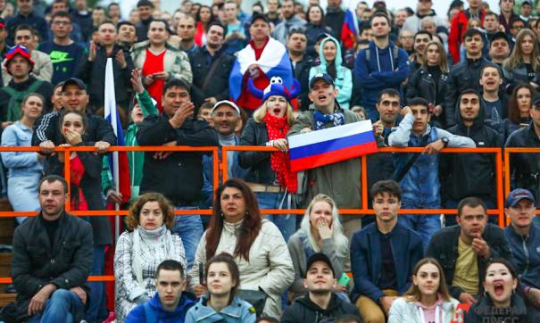 Петербургские фанаты футбола устроили драку и разбили стекло на стадионе