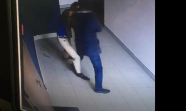 Кровавую расправу в офисном центре зафиксировали камеры видеонаблюдения.