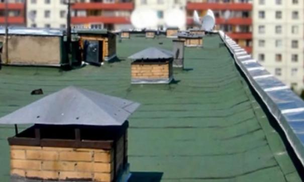 Строитель упал с крыши и разбился.