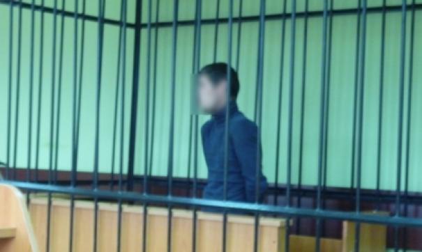 Мужчина пистолетом напугал семилетнюю девочку.