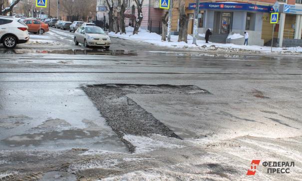Из-за отсутствия дорожного полотна автомобилисты по утрам стояли в километровых пробках
