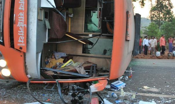 28 человек погибло , 22 доставлены в больницу из перевернувшегося туристического автобуса на острове Мадейра.