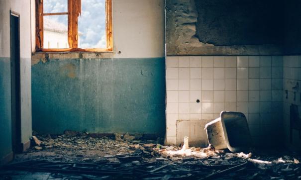 Девочек из замусоренной квартиры в Ставрополе выписали из больницы и передали родственникам