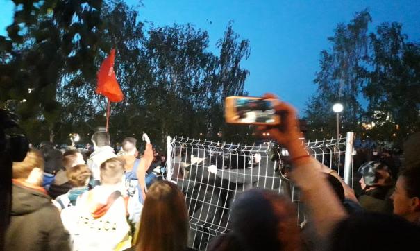 Протестующие снова снесли забор