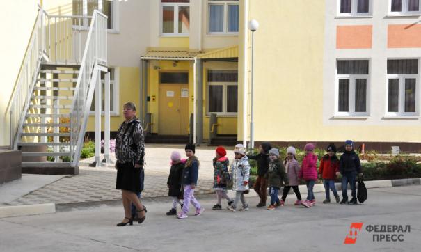Петербуржец провалился в яму с горячей водой рядом с детским садом