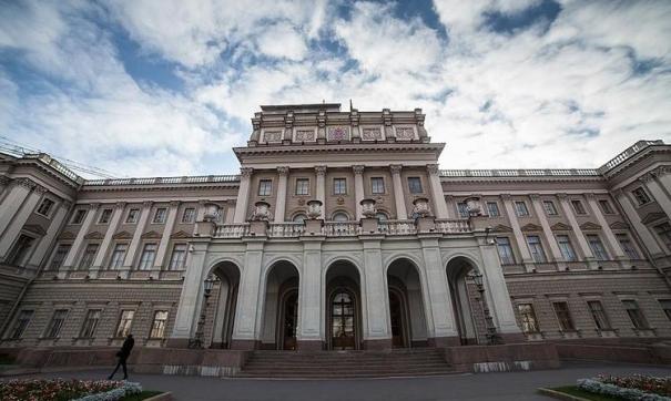 Депутаты хотят упростить правила использования флага и герба Петербурга