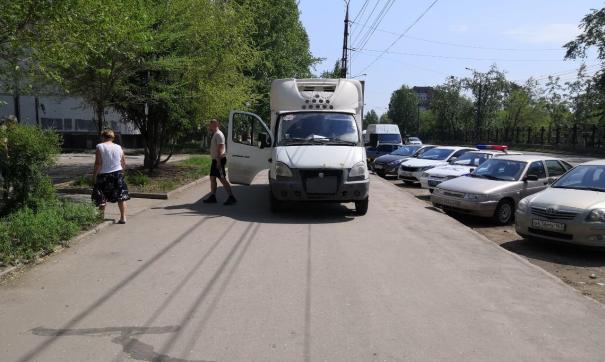Автомобиль сбил женщину и ребенка.