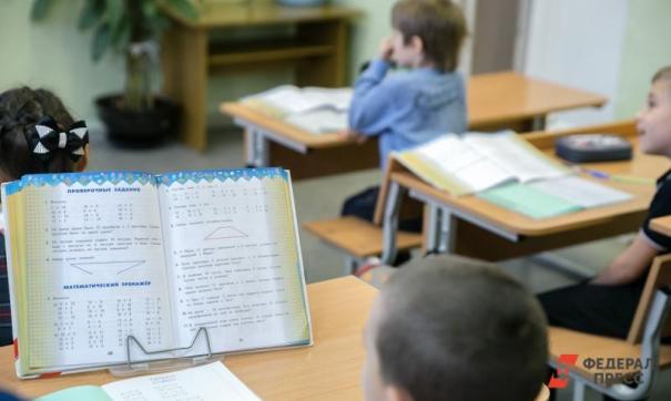 Трудовик два года бил ученика различными предметами.