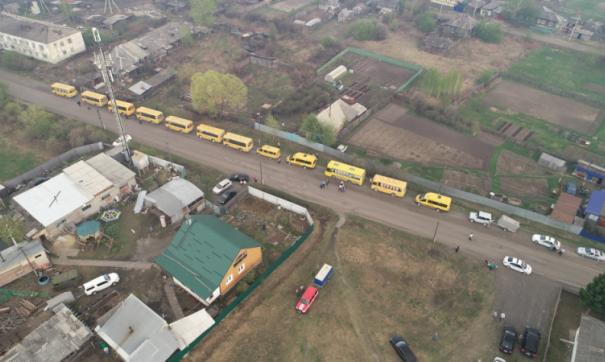 Вперед пропускают детей и женщин