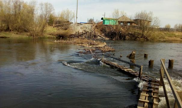 В селе Филькино в Серовском районе из-за разлива реки снесло мост.