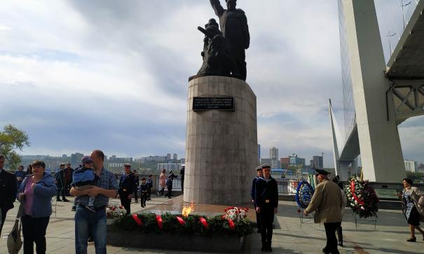 Празднование Дня Победы началось утром с возложения цветов к памятникам и Вечному огню