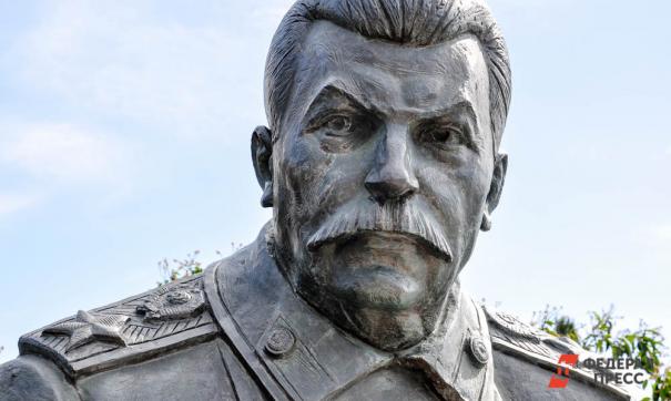 Памятник установлен на народные пожертвования и средства обкома КПРФ