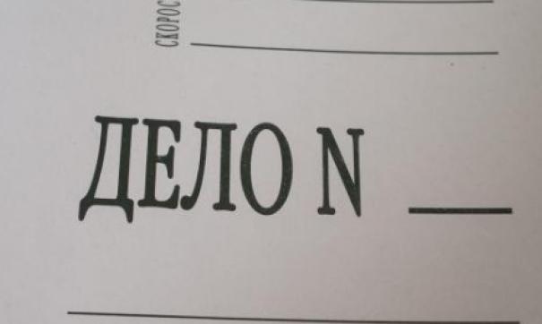 Мальчик и девочка просили деньги возле ТЦ.