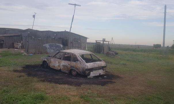 Мужчина сгорел в машине после хлопка газового баллона в Саратовской области