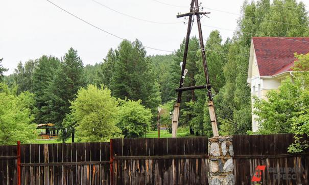 Сельчане требует полностью снести забор