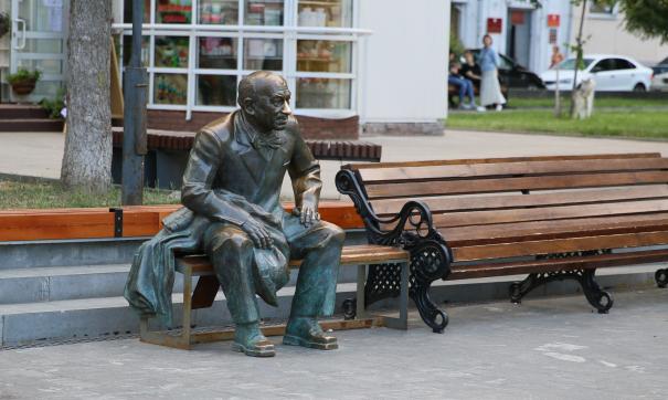 На площади установлен памятник актеру