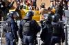 Во французских городах начались массовые протесты