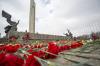 В Латвии бульдозером сгребли цветы у Монумента Освободителям