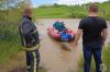 Спасатели переправляют приморцев с отрезанных стихией территорий на резиновой лодке