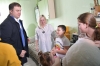 Омский губернатор Хоценко встретился с семьей участника спецоперации