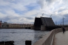 Водитель иномарки попытался проехать по разведенному мосту в Петербурге