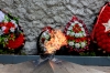 Жители Киева возлагают цветы к Вечному огню в парке Славы, несмотря на перенос Дня Победы